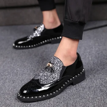 Mænds afslappet natklub banket bære patent læder tassel sko slip-on oxfords sko spids tå loafers shoes hombre mocassin