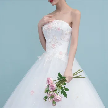 Nye Ankomst Mode Billige Hvide Brudekjole 3D Lyserøde Blomster Broderet Stropløs Backless snøre Brude Kjole Tilpasset