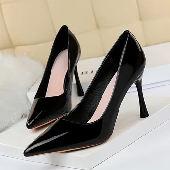 2019 Hot Sell Classic Kvinder Sko rød sko sort kvinde part plus size hæle Pegede Lavvandede munden Patent læder Enkelt sko